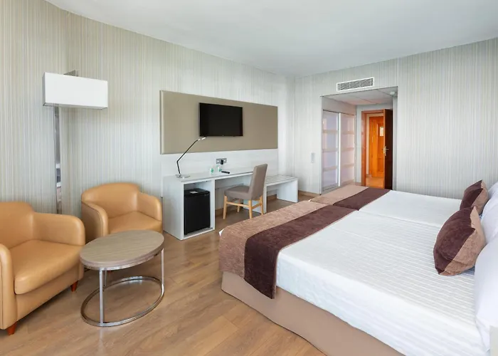 מלון Semiramis 5*
