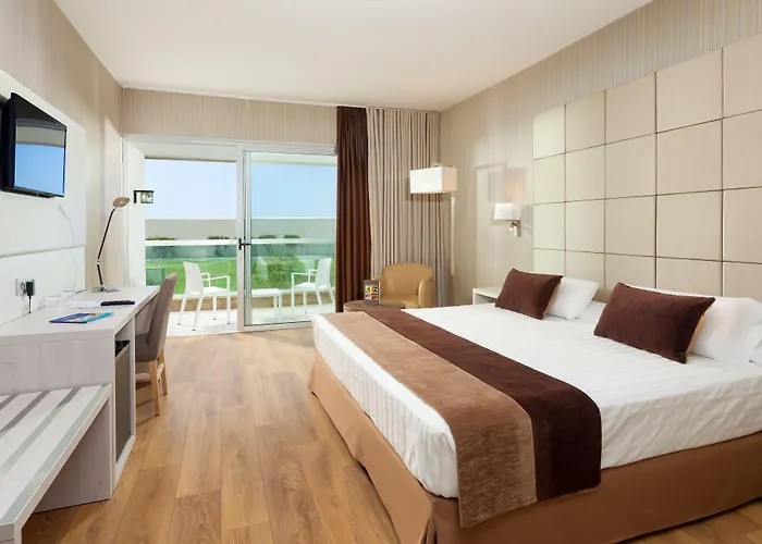 Semiramis מלון 5*