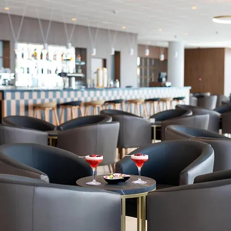 מלון Semiramis 5*